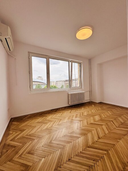 Sala Palatului, Hilton.